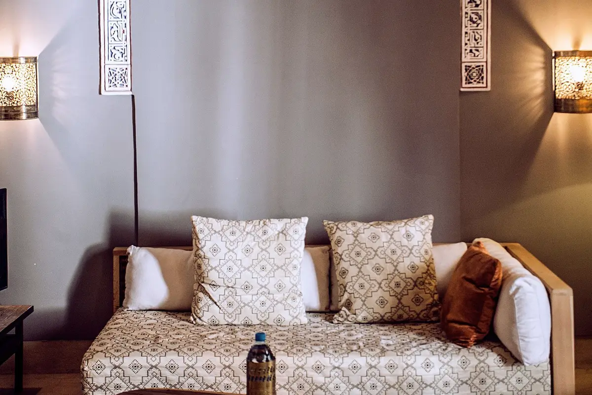 Living room in neutral tones, low banquette and mashrabiya on the wall